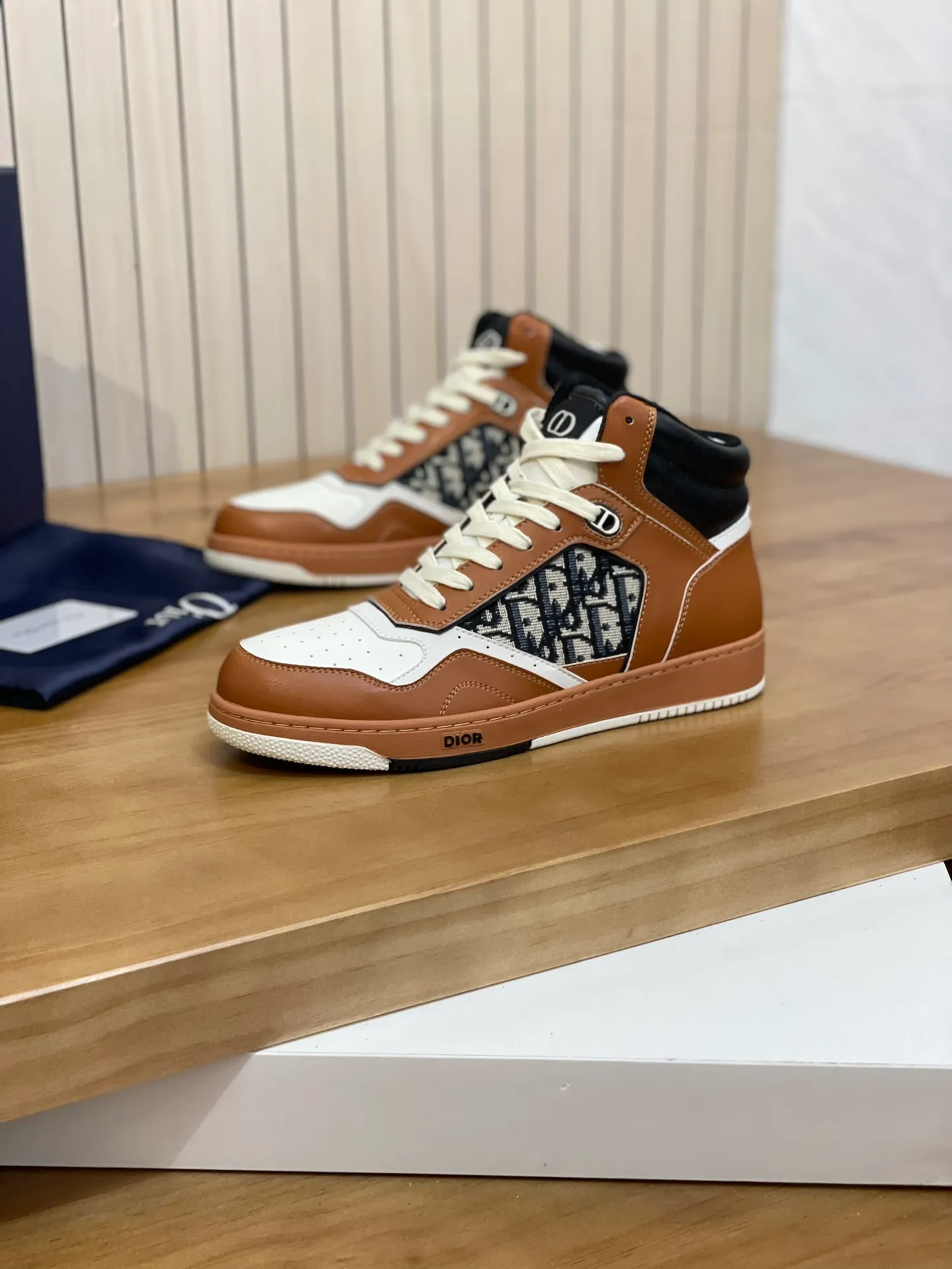 Men's shoes: 💰P460¥ Product trademark: Dior* "Dior*" high-top casual shoes Regular size: 38-44 (can be customized to 45.46) Product materials: Upper imported cowhide stitched with original fabric, breathable lining, original outsole. Number: 1006